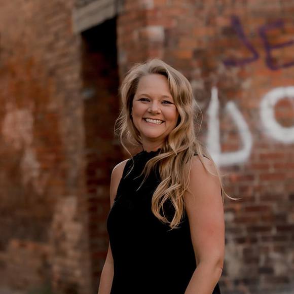 adelelindley947